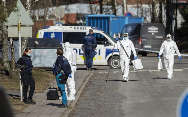 Den häktade 27-åringen misstänks ha skjutit ihjäl en man och en kvinna samt knivhuggit en man i Perno i Åbo under natten till lördagen.