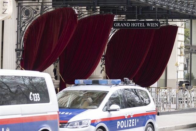 Polisbilar utanför det hotell i Wien där den iranska förhandlingsdelegationen är inkvarterad.