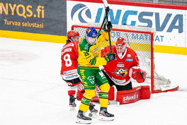 Ilves var betydligt pricksäkrare nära målet. Här försöker Valtteri Viljanen skuffa undan yttern Roby Järventie framför Niko Hovinen.