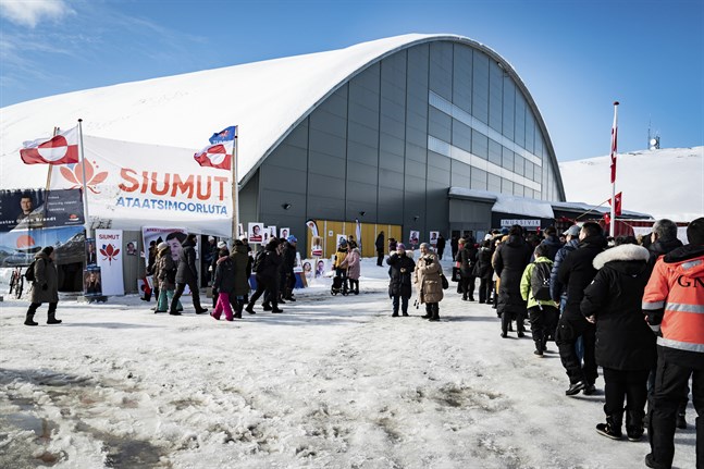 Människor köar utanför Inussivik arena i Nuuk, en av vallokalerna under tisdagens parlamentsval på Grönland.