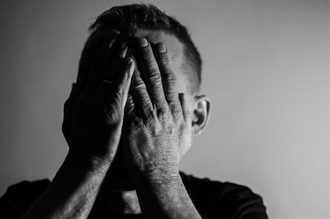 Antalet anställda inom den offentliga sektorn som beviljades sjukpension minskade något i fjol.