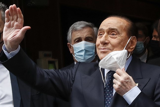 Italiens tidigare premiärminister Silvio Berlusconi vinkar till pressfotografer inför ett möte med landets nuvarande premiärminister Mario Draghi i februari i år. Arkivbild.