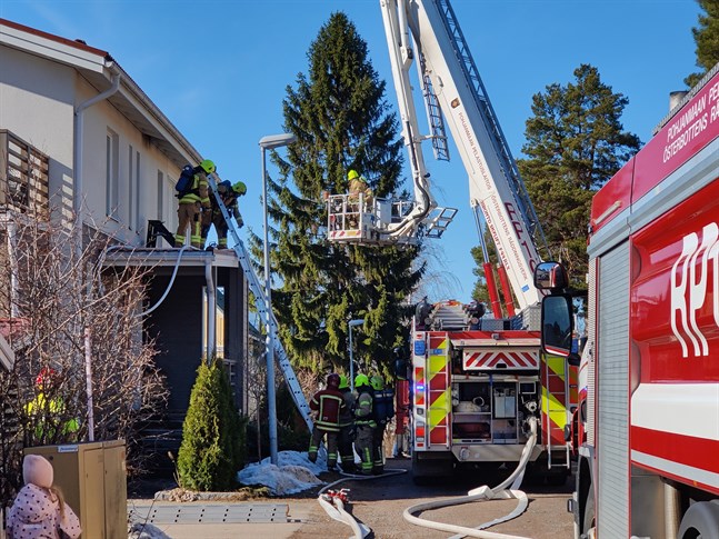 Brandkåren sågade upp taket för att komma åt brandhärden.