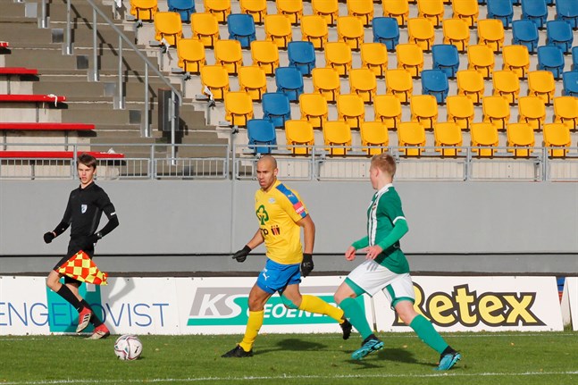 Kevin Linton spelade med Kraft förra säsongen, här i en match hemma mot KPV Akatemia. Nu har mittfältaren skrivit på för grannklubben Kaskö IK.