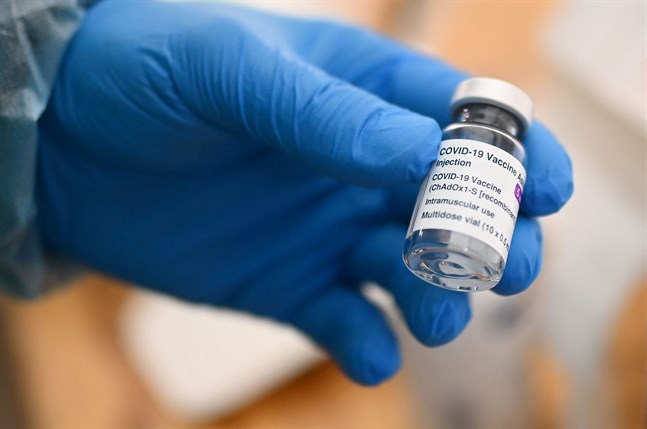 Det kan finnas en liten koppling mellan Astra Zenecas vaccin och blodproppar, menar europeisk myndighet. Men kopplingen verkar inte påverkas av den vaccinerades ålder.