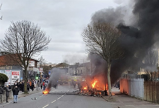 En kapad buss brinner på Shankill Road i västra Belfast i Nordirland sedan brittisktrogna lojalister satt eld på den.