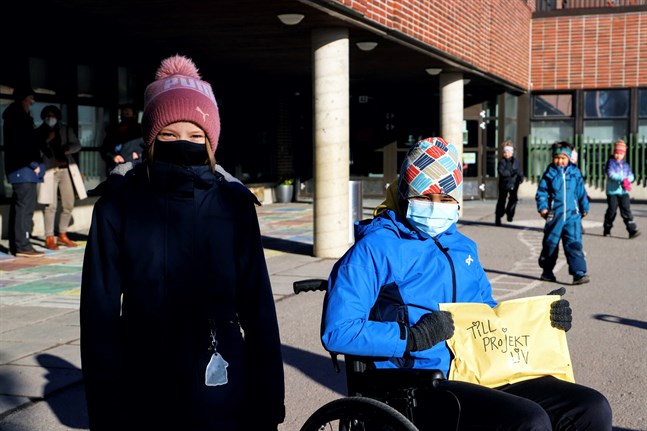 Superdonatorerna Ada Keto och Filip Särs fick ge över pengarna från årets Vändagsskrinning.