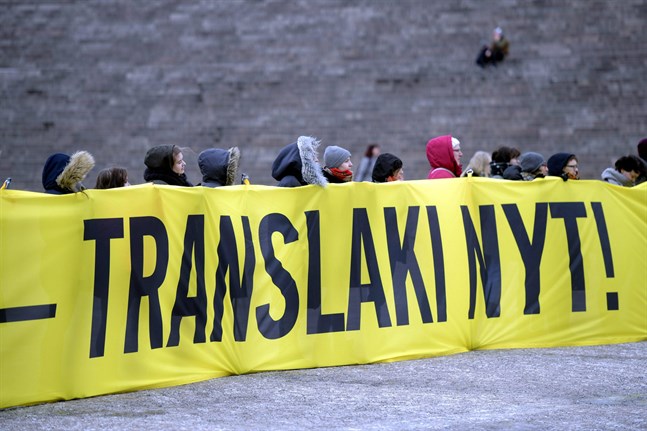 Medborgarinitiativ "Rätt att vara" (Oikeus olla) samlade på två dygn över 50 000 namnunderskrifter och kommer att behandlas i riksdagen. Bilden är från en demonstration på Senatstorget i Helsingfors 2018.