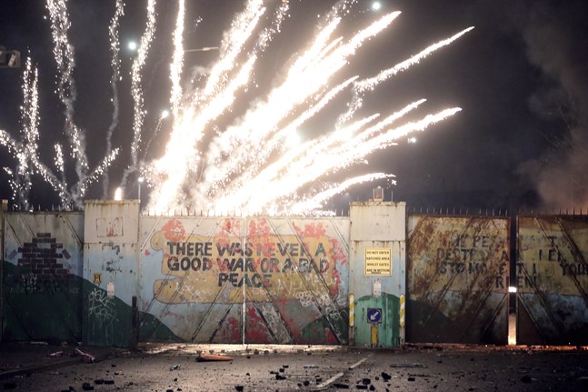 En explosion vid sammandrabbningarna mellan så kallade nationalister och lojalister i Belfast i Nordirland.