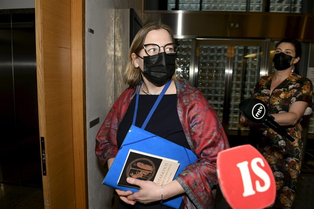 Riksdagens kanslikommission beslutade på torsdagen att stänga av generaldirektör Tytti Yli-Viikari från sin tjänst vid Statens revisionsverk.