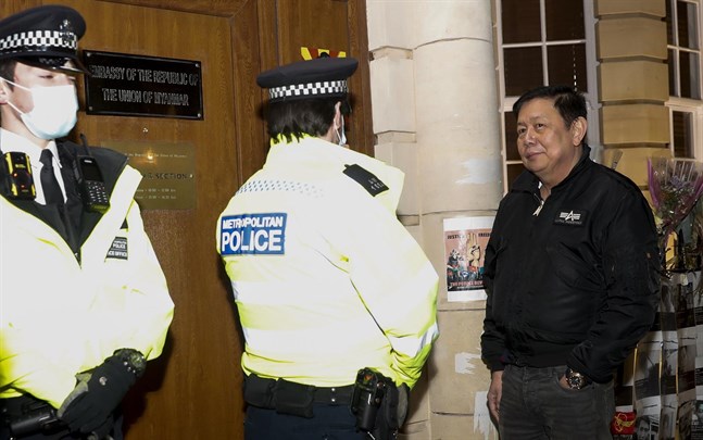 Myanmars ambassadör i Storbritannien, Kyaw Zwar Minn, pratar med polisen utanför ambassaden i London sedan Myanmars militärattaché tagit kontroll över byggnaden.