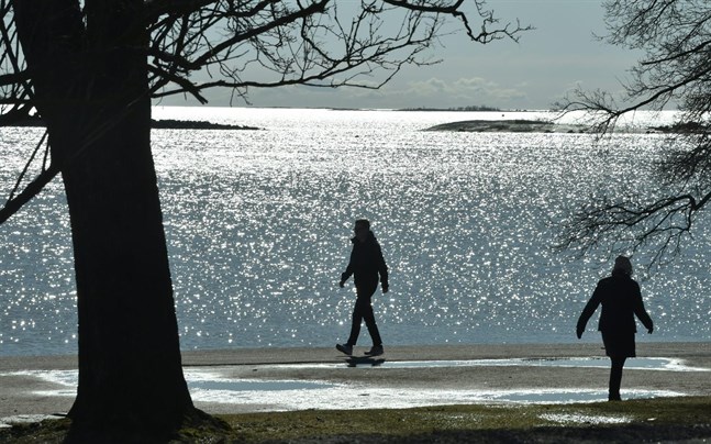 Finländarna är förhållandevis positiva till att hålla coronatryggt avstånd.