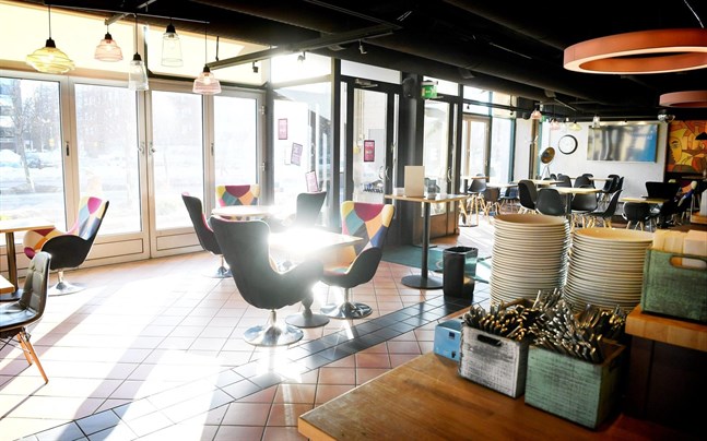 För tillfället behandlar riksdagen det lagförslag som ska fastställa vilka begränsningar och regler restaurangerna bör följa då de får öppna igen.