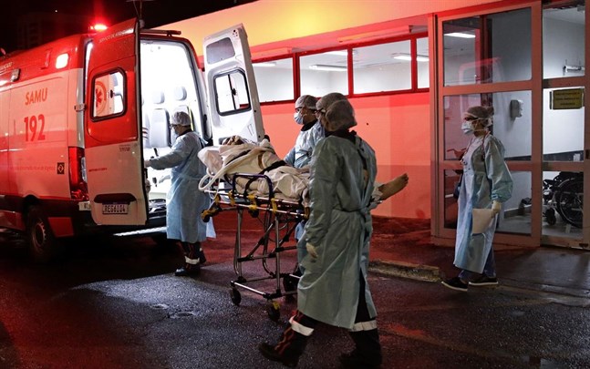 En patient som misstänks vara sjuk i covid-19 anländer med ambulans till ett sjukhus i Brasilia.