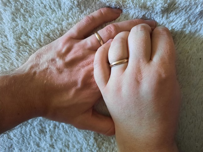Polisen har fått in en vigselring som tillhör det gifta paret Mika och Tiina. Nu söker polisen dem på Facebook. Bilden har inget med personerna att göra.