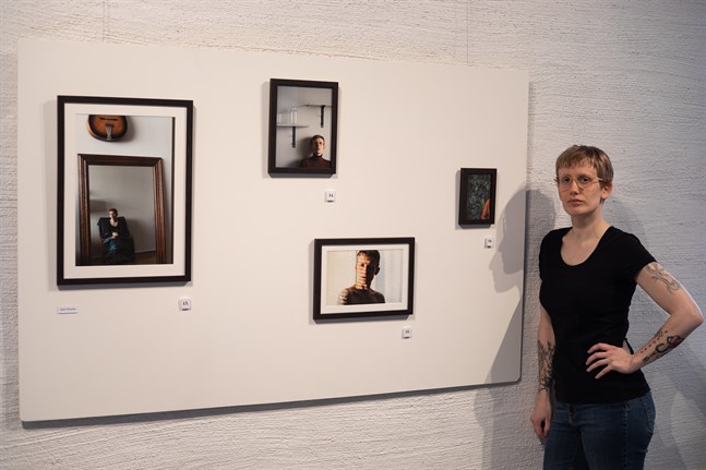 Heidi Wikström arbetade i sitt examensarbete "Vague" med sig själv och sitt uttryck med hjälp av fotografiska självporträtt.