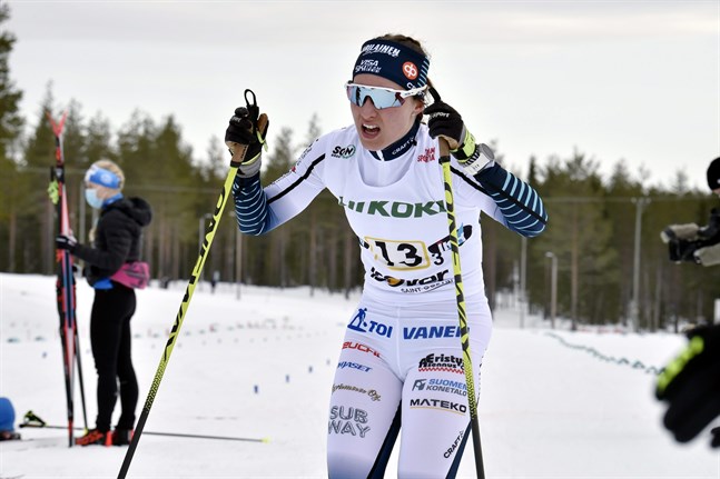 Emmi Lämsä höll för trycket från Krista Pärmäkoski på ankaretappen och förde Visa Ski Team till stafettseger i Ruka.