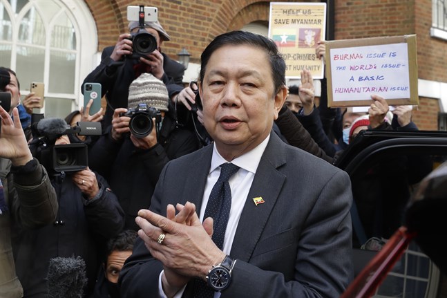 Myanmars utelåsta ambassadör i London, Kyaw Zwar Minn, då han mötte medier utanför ambassaden i torsdags.