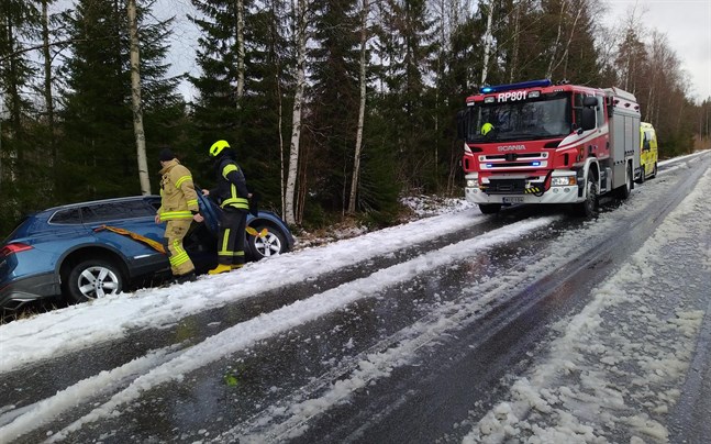 Snöfallet försämrade väglaget i Sydösterbotten på fredagen, med flera avkörningar som följd. En bil med tre passagerare hamnade i diket på Kaskövägen i Närpes 13.30-tiden.
