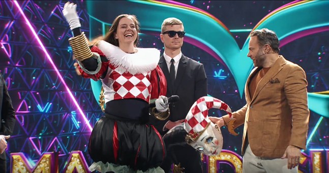 Lotta Schelin dolde sig bakom masken. Pressbild.