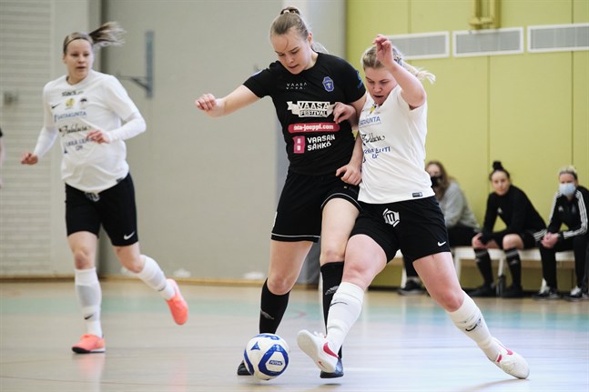 Emma Pettissalo (i svart) i närkamp med Netta Hannula, som gjort näst flest poäng i futsalligan den här säsongen, hela 32+22. Men mot FC Sport-j kammade hon noll.