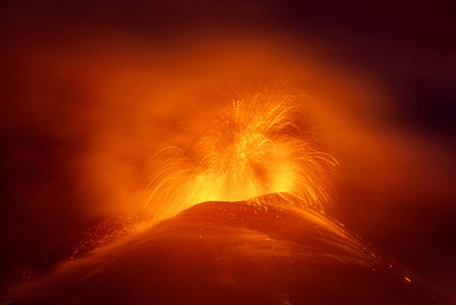 Lava sprutar ut från vulkanen Etna på Sicilien. Arkivbild
