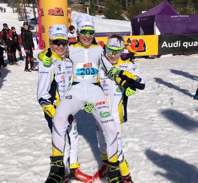 Minkens bronspojkar i Silvertrissan. Sander Wikblom (till vänster) och Hannes Sundberg har ordnat en bronsstol åt ankaret Topias Vuorela.