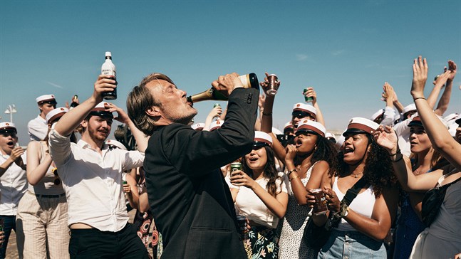 Mads Mikkelsen i filmen "En runda till". Pressbild.