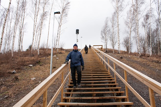Markus Hagman är på väg ner för trappan vid Gerbyberget.