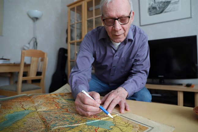 Leif Skinnar letar upp Jandeba på en gammal karta. Mellan Ladoga och Onega ligger den. Man ska över floden Svir för att komma fram till bifloden Jandeba.
