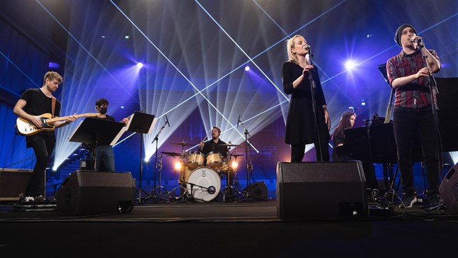 Tjugo sekunder band på Schaumansalens scen. Matilda Ångerman och Filip Rosengren på sång, Julia Andersson på piano, Alexander Hindsberg på gitarr, David Urrutia på bas och Mikael Ahlholm på trummor.