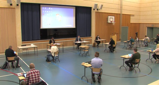 Måndagens fullmäktigemöte hölls i Cronhjelmskolans festsal och direktsändes via Youtube.