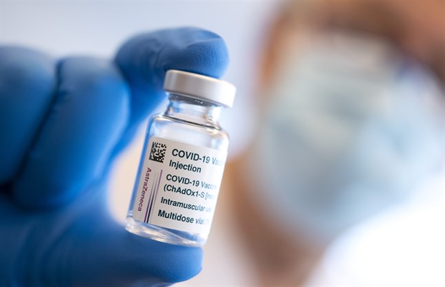 Enligt Folkhälsomyndigheten överväger nyttan riskerna med Astra Zenecas vaccin mot covid-19. Men stämmer det? Brittiska forskare har räknat på saken. Arkivbild.
