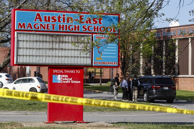 Polisavspärrningar utanför Austin-East Magnet High School i Knoxville.
