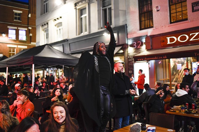 Fest i Soho i London på måndagskvällen.