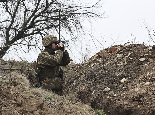 En ukrainsk soldat spanar över frontlinjen mot den ryssvänliga utbrytarrepubliken Donetsk. Spänningarna i östra Ukraina har tilltagit på sistone med ett skarpt ordkrig mellan Ryssland och Nato.