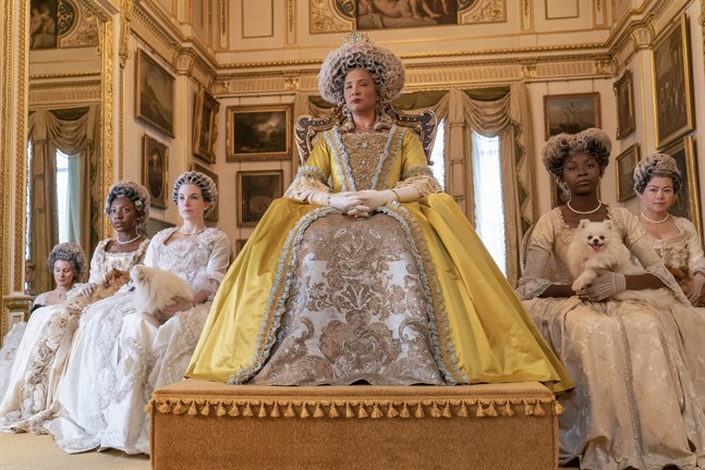 Golda Rosheuvel som drottning Charlotte i "Bridgerton". Pressbild.