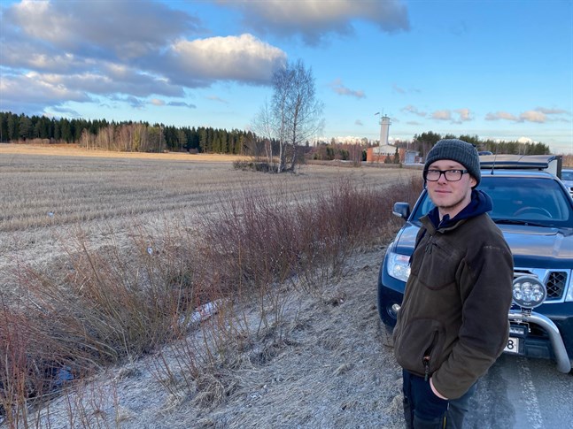 Jimmy Blomqvist såg en varg springa över åkern förbi brandstationen tillbaka in mot centrum av Nykarleby. Den har hunnit korsa flera gårdsplaner under tisdagskvällen.