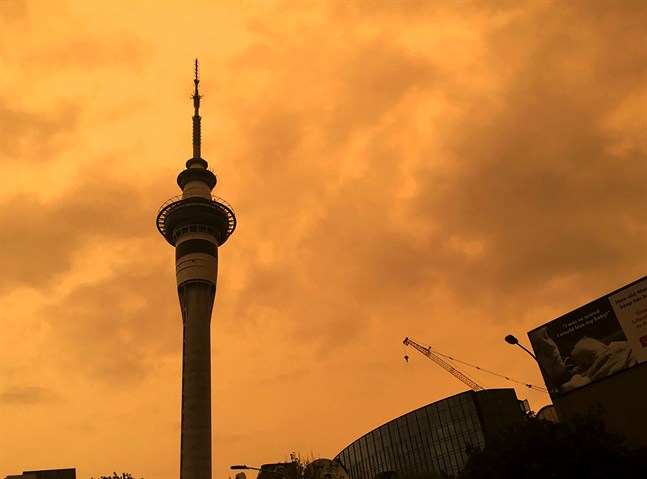 Himlen bakom Sky Tower i Nya Zeelands största stad Auckland färgades orange när rök från Australiens bränder drev in över landet i början av 2020.