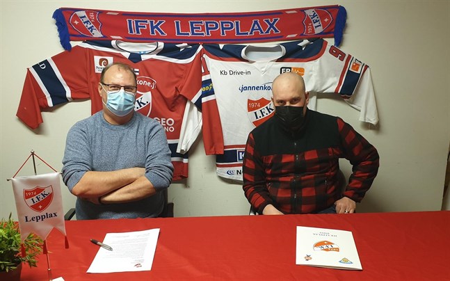 IFK Lepplax ordförande Kenneth Finholm (till vänster) och tränaren Björn Lindgren efterlyser tidigare besked från förbundet.