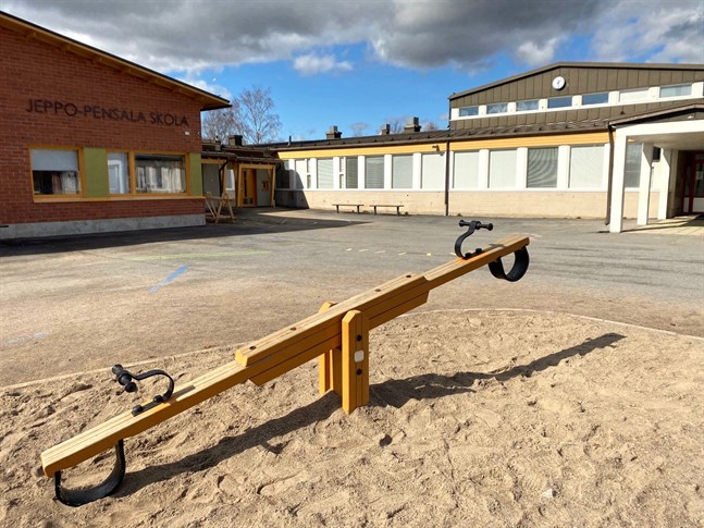 Stenkolstjära har hittats också på andra ställen än i gymnastiksalen i Jeppo-Pensala skola. Det handlar om mindre förekomster och inte i rum som används regelbundet.