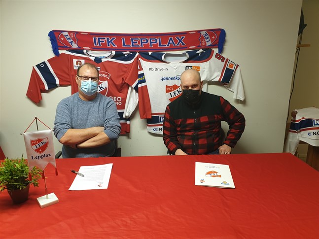 IFK Lepplax ordförande Kenneth Finholm och nygamle tränaren Björn Lindgren med det färskt påskrivna kontraktet.