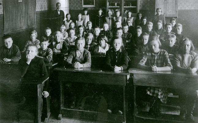 På den här bilden från Näveråsens skola i Närpes var läroplikten ungefär tio år gammal.