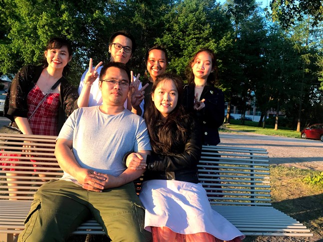 Chau Tran och Linh Le med Long Vans glasslag bakom bänken: Tran Nguyen, Anh Nguyen, Ha Nguyen och Hien Tran.