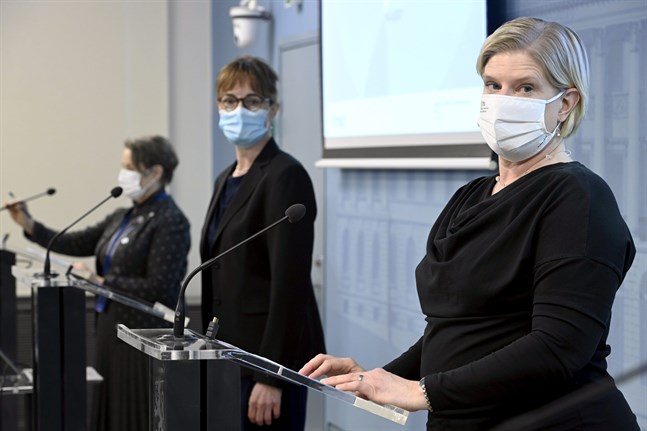 I presskonferensen deltog överläkare Sari Ekholm från Social- och hälsovårdsministeriet, överläkare Maija Kaukonen från Fimea och ledande sakkunnig Miia Kontio från Institutet för hälsa och välfärd.