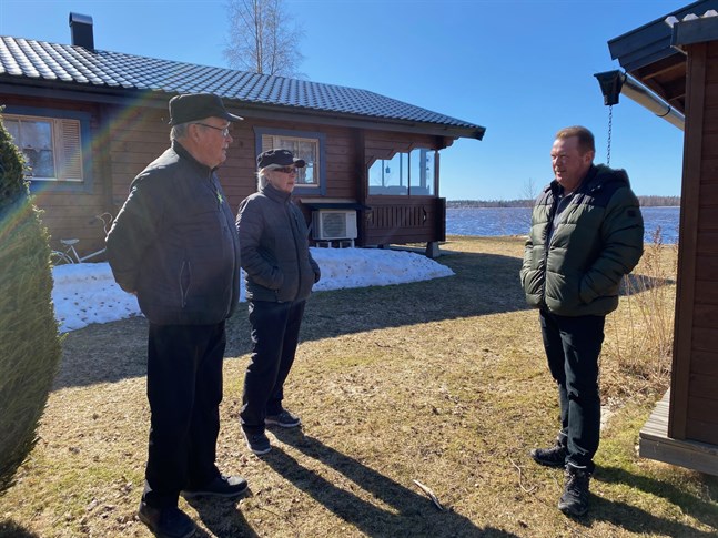 Lars och Gunilla Johnson biter i det sura äpplet, eller det höjda arrendet, och när inga tankar på att lösa in sin tomt. Grannen Dennis Rönn däremot kommer att begära en värdering. Är priset det rätta kan han tänka sig att lösa in tomten.
