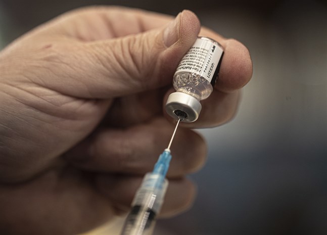 En dos av Pfizer-Biontechs covid-19-vaccin på väg att delas ut. EU får nu 50 miljoner ytterligare doser från företaget, snabbare än planerat. Arkivfoto.