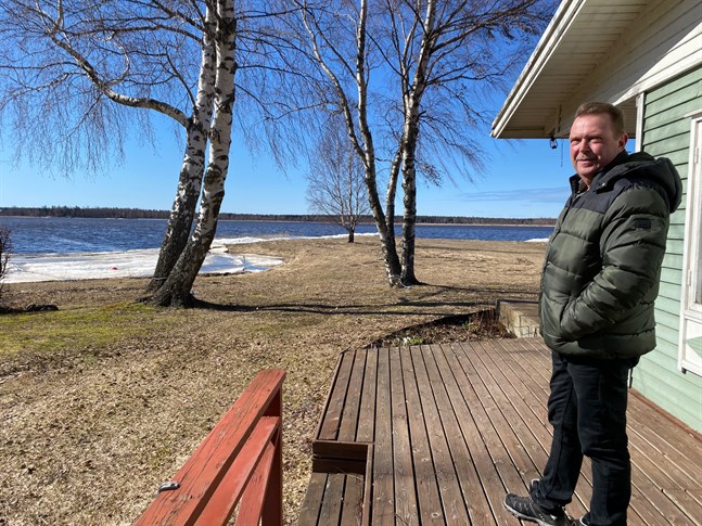 Dennis Rönn vid familjen Rönns stuga nere vid Andra sjön sade redan i april att Rönns är intresserade av att lösa in sin tomt. Priset avgör om det blir köp.