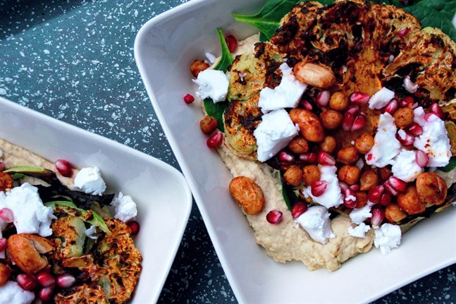 Hummusskål med rostad blomkål, harissa, granatäpple och feta.