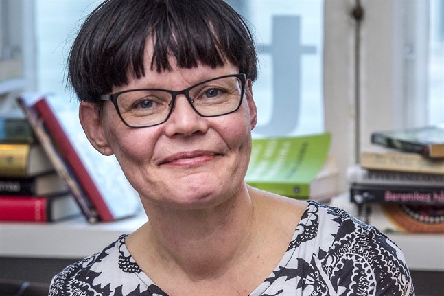 Päivi Jokitalo betonar vikten av att biblioteken, hemmen, skolorna och till exempel rådgivningstjänster för familjer jobbar tillsammans för att alla barn ska ha tillgång till böcker.